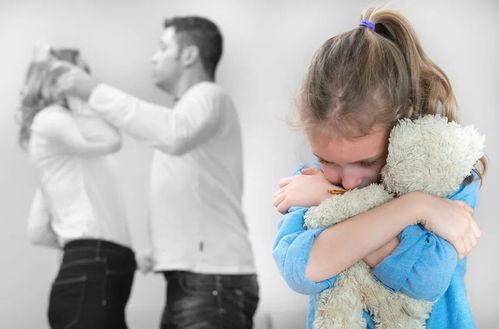 孩子吵架父母吃瓜视频,孩子争吵，父母成“吃瓜群众”现场直击
