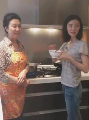 母女俩争着吃瓜视频播放,温馨家庭瞬间引爆网络 母女俩争着吃瓜视频播放,温馨家庭瞬间引爆网络