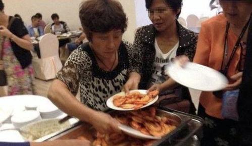 威海大妈吃瓜事件真相视频,真相视频曝光背后的故事