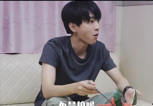 王俊凯私下吃瓜视频,揭秘明星圈生活点滴 王俊凯私下吃瓜视频,揭秘明星圈生活点滴