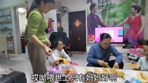 小朋友懂事吃瓜视频播放,小朋友吃瓜视频走红网络，萌态可掬引网友热议